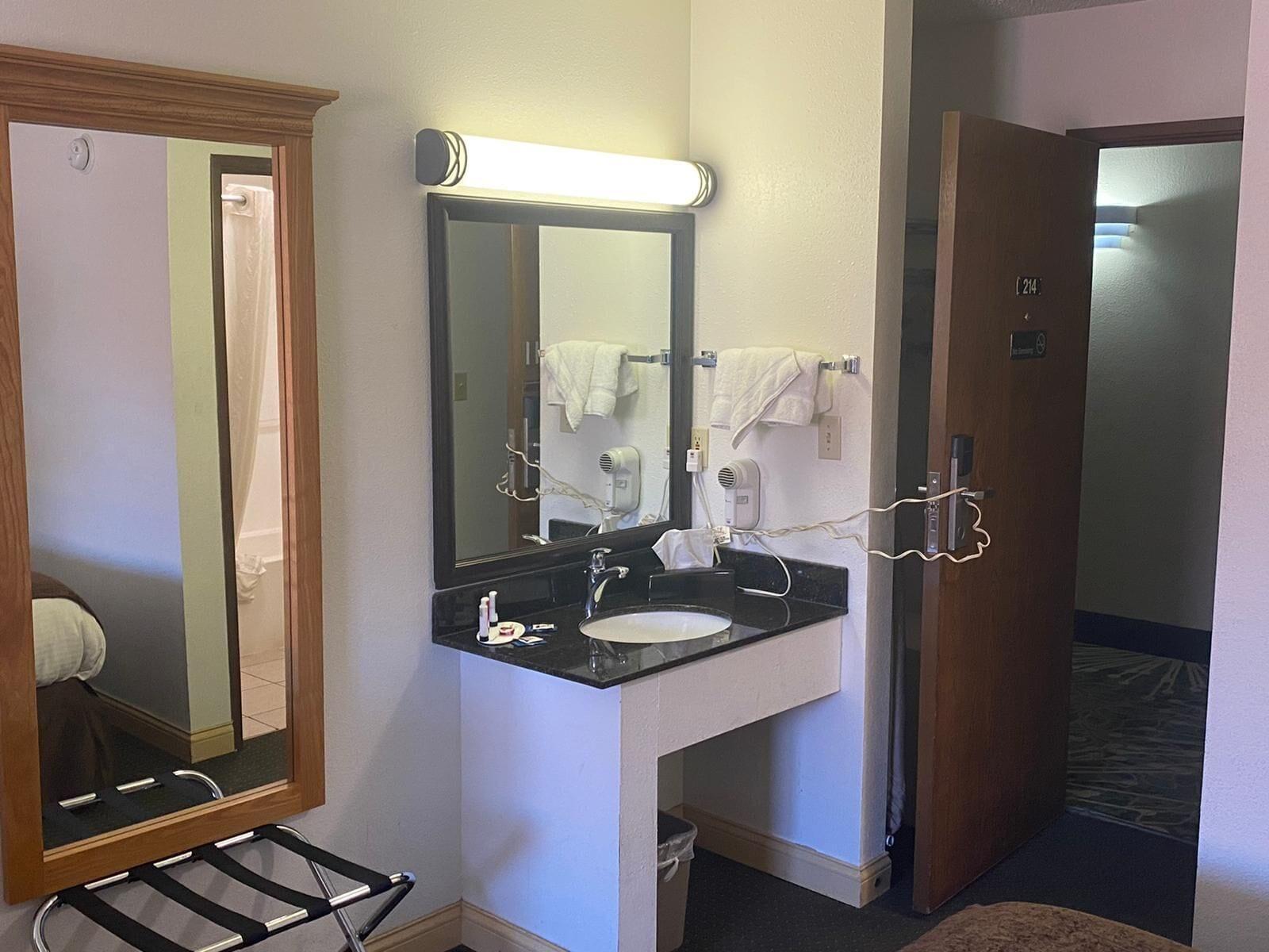 Baymont By Wyndham Robinson Hotel Bagian luar foto
